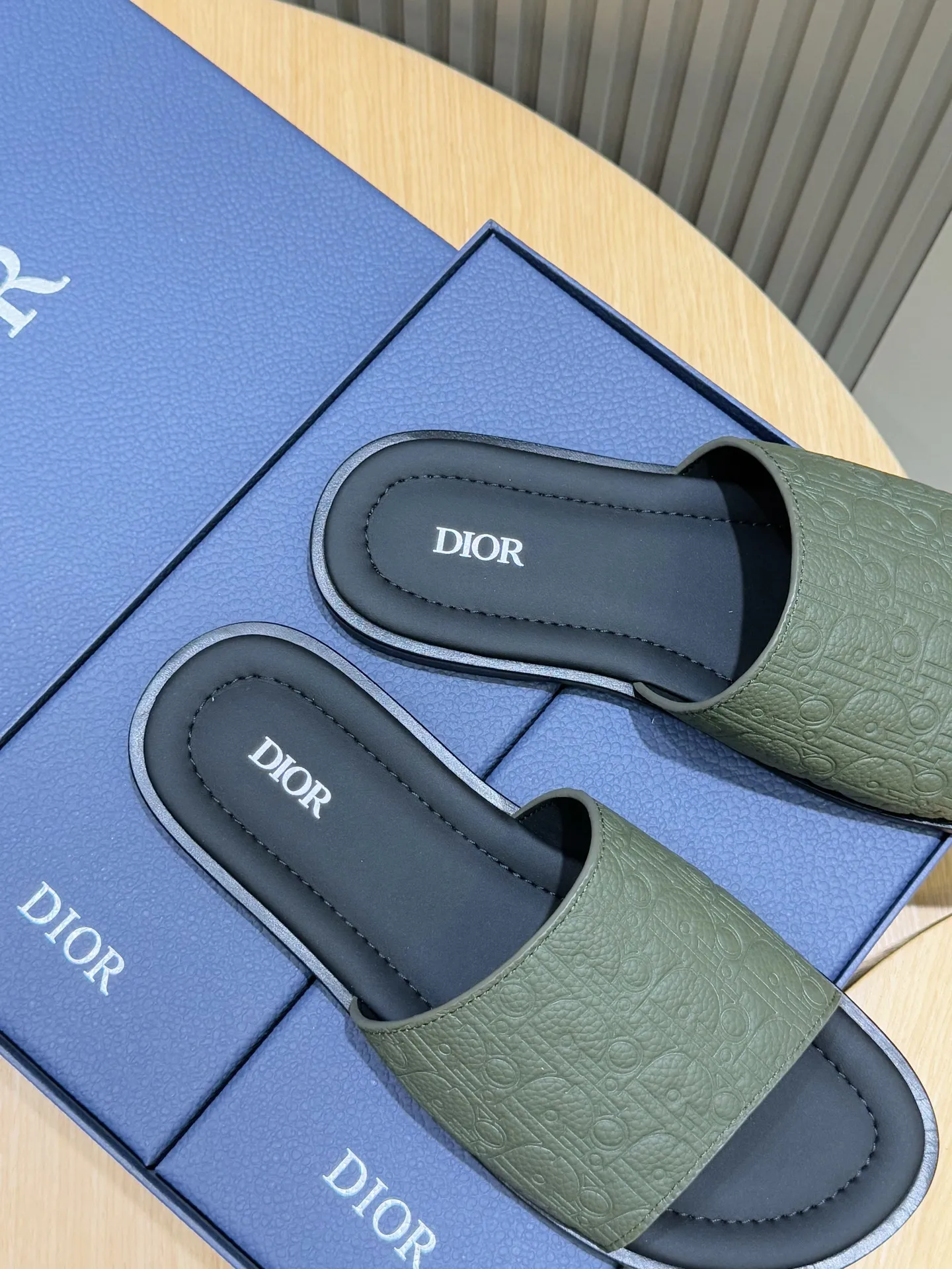 Men's Men's Shoes 💰320 [New Style] 🐝🐝Dior Alias ​​men's leather slippers. This Alias ​​sandal is a new summer product, showing a casual and elegant style. Carefully crafted from grained cow leather and Oblique printed fabric, with cowhide lining! Cross-strap design with metal-clad brass CD Diamond logo. The imported cowhide leather and rubber sole adds sophistication and comfort, while Oblique print-effect anti-slip panels add style. Size: 39-44 (customized at 38.45)